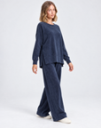 Completo donna in ciniglia blu indossato da Polly 5 – vista tre-quarti