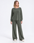 Completo donna in ciniglia verde indossato da Polly 5 – vista frontale