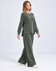 Completo donna in ciniglia verde indossato da Polly 5 – vista tre-quarti