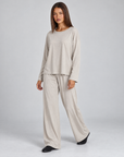 Completo donna maglia e pantaloni beige indossato da Polly 4, vista tre quarti