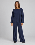 Completo donna maglia e pantaloni blu indossato da Polly 4, vista frontale