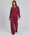 Completo donna maglia e pantaloni bordeaux indossato da Polly 4, vista tre quarti