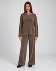 Completo donna maglia e pantaloni marrone indossato da Polly 4, vista frontale