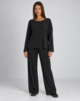Completo donna maglia e pantaloni nero indossato da Polly 4, vista frontale