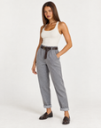 Pantaloni donna con cintura e risvolto grigio indossato da Polly 4 - foto 2
