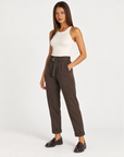 Pantaloni donna con cintura e risvolto marrone indossato da Polly 4 - foto 2