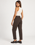 Pantaloni donna con cintura e risvolto marrone indossato da Polly 4 - foto 3