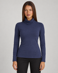 Maglia basic dolcevita Soft Felpato Blu indossata da Polly 4 – vista frontale