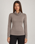 Maglia basic dolcevita Soft Felpato Taupe indossata da Polly 4 – vista frontale