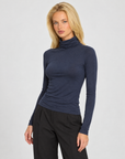 Maglia dolcevita donna misto cashmere blu indossata da Polly 7 - dettaglio collo e parte superiore