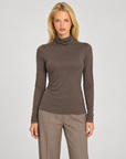 Maglia dolcevita donna misto cashmere marrone indossata da Polly 7 - vista frontale