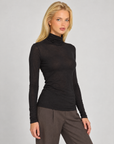 Maglia dolcevita donna misto cashmere nero indossata da Polly 7 - dettaglio collo e parte superiore