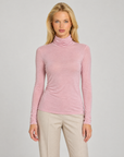 Maglia dolcevita donna misto cashmere rosa indossata da Polly 7 - vista frontale