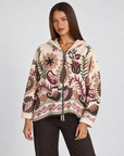 Felpa donna con cappuccio e zip fantasia floreale paisley Beige indossata da Polly 4, vista tre quarti
