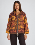 Felpa donna con cappuccio e zip fantasia floreale paisley Coccio indossata da Polly 4, vista frontale