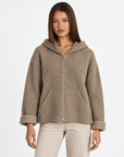Felpa donna bouclé con cappuccio e zip Marrone indossata da Polly 4 - frontale