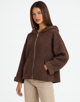 Felpa donna bouclé con cappuccio e zip Marrone scuro indossata da Polly 4 - tre-quarti