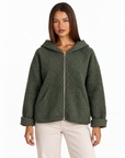 Felpa donna bouclé con cappuccio e zip Verde scuro indossata da Polly 4 - frontale