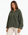 Felpa donna bouclé con cappuccio e zip Verde scuro indossata da Polly 4 - tre-quarti