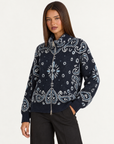 Felpa donna paisley blu con zip e collo alto – vista di tre quarti su Polly 4