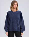 Felpa donna oversize con strass blu indossata da Polly 5, vista frontale