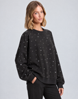 Felpa donna oversize con strass nero indossata da Polly 5, vista tre quarti