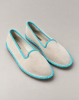 Friulane in velluto Beige - Azzurro, vista a tre quarti, su sfondo neutro
