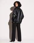 Giacca bomber oversize effetto pelle nero, vista retro, indossata da Polly 6