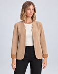 Giacca donna aperta effetto suede beige indossata da Polly 5, vista frontale