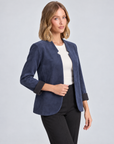 Giacca donna aperta effetto suede blu indossata da Polly 5, vista tre quarti