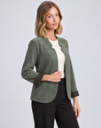 Giacca donna aperta effetto suede verde indossata da Polly 5, vista tre quarti