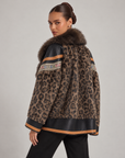 Giacca donna animalier marrone e nero indossata da Polly 6, vista posteriore