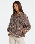 Giacca fantasia floreale e cuori Beige con Polly 4 – primo piano parte superiore, vista tre quarti