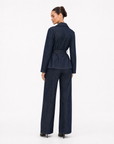 Giacca Donna Denim Incrociata con Cintura Denim scuro vista retro indossata da Polly 6