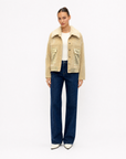 Giacca Donna in Velluto con Tasche Gold Beige vista frontale indossata da Polly 6