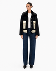 Giacca Donna in Velluto con Tasche Gold Nero vista frontale indossata da Polly 6