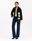Giacca Donna in Velluto con Tasche Gold Nero vista tre-quarti indossata da Polly 6