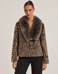 Giacca donna leopardata marrone con collo ampio e fibbie, vista frontale indossata da Polly 6