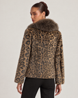 Giacca donna leopardata marrone con collo ampio, vista posteriore indossata da Polly 6