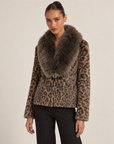 Giacca donna leopardata marrone con fibbie e collo ampio, vista di tre quarti con Polly 6