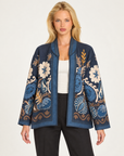 Giacca donna floreale e paisley blu, indossata da Polly 7 - vista frontale