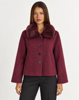 Giacca bordeaux con cappuccio removibile, indossata da Polly 4, vista frontale