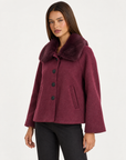 Giacca bordeaux con cappuccio removibile, indossata da Polly 4, vista di tre quarti