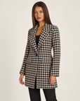 Giacca donna lunga pied-de-poule beige con revers, Polly 4 — vista di tre quarti