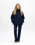 Giacca donna in neoprene Blu, vista frontale, indossata da Polly 5