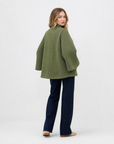 Giacca donna in neoprene Verde Militare, vista retro, indossata da Polly 5