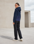 Giacca piumino softshell blu indossata, vista posteriore