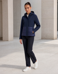 Giacca piumino softshell blu indossata, vista tre quarti