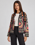 Giacca cardigan donna aperta fantasia floreale paisley Nero indossata da Polly 4, vista tre quarti