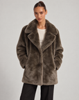 Giacca donna effetto pelliccia taupe con collo a revers indossata da Polly 6, vista frontale